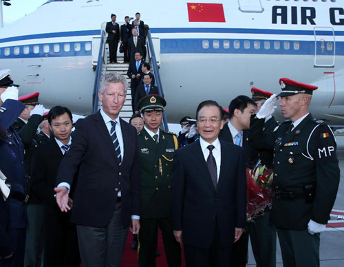 Chinese Premier Wen Jiabao (front R) arrives in Brussels, Belgium, Sept. 19, 2012, to attend the 15th China-EU Summit and pay an official visit to Belgium. (Xinhua/Pang Xinglei)
