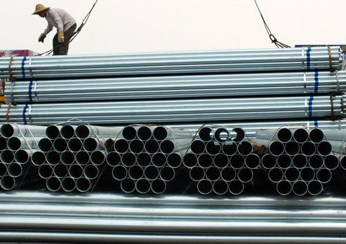 A steel market in Foshan, Guangdong province. Average steel prices hit 3,810 yuan ($604) a metric ton on Thursday, 259 yuan more than their recent low recorded on Sept 7. [Photo/China Daily] 