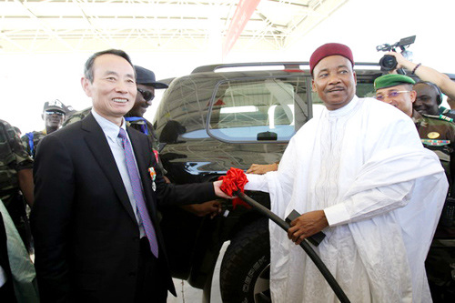 Niger's president Mahamadou Issoufou plugged his car with oil that was produced in his own country. [Photo/China Daily] 