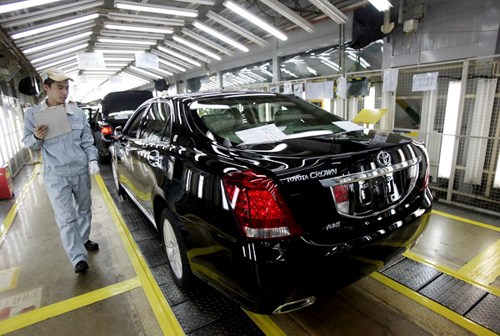 A Toyota Motor Corp employee inspects a vehicle at the company's assembly line in Tianjin. Toyota has idled its plants in Tianjin and Guangzhou, but said production will resume in October after the week-long National Day holiday. [Photo/China Daily] 
