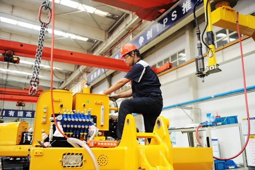 An excavator assembly line in an industrial park in Qingdao, Shandong province. In August, industrial profits hit 381.2 billion yuan ($60 billion), down 6.2 percent year-on-year, the National Bureau of Statistics said on Thursday. [Photo/China Daily] 