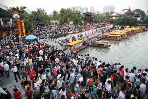 Tourists visit the Confucius Temple in Nanjing, capital of east China's Jiangsu Province, Oct. 1, 2012. China's Golden Week holiday justified its title with a rise in tourism revenue, National Tourism Administration (NTA) statistics showed Sunday.  (Xin