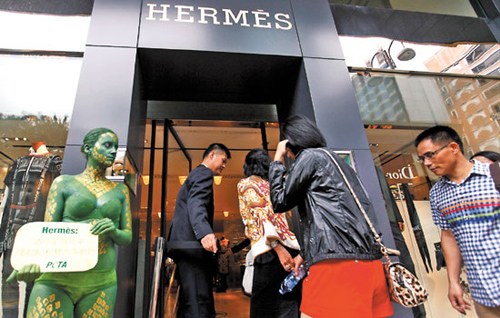 People entering a Hermes shop in Hong Kong. Recession, or no recession, Hermes' sales are going up every year globally and in China particularly. The increase for Hermes will continue over the next five years, said Leo Lui, president of Hermes China. [Photo/China Daily] 