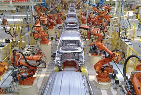 ABB robots work at an automobile manufacturing facility in Tianjin. [Photo/China Daily]