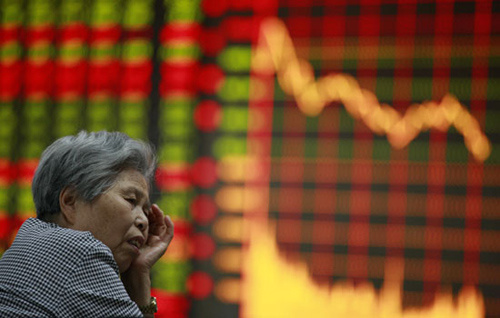 An individual investor at a stock brokerage in Huaibei, Anhui province, on Monday. China's top securities regulator is easing the approvals for qualified foreign institutional investors, or QFIIs, to attract more long-term investment funds from overseas, which would help boost the domestic stock market. [Photo/China Daily] 