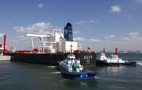 A container vessel in Qingdao, Shandong province. The nine biggest Chinese shipping enterprises reported an aggregate loss of nearly 8 billion yuan in the first half of the year, according to a Securities Daily report. [Photo/China Daily]