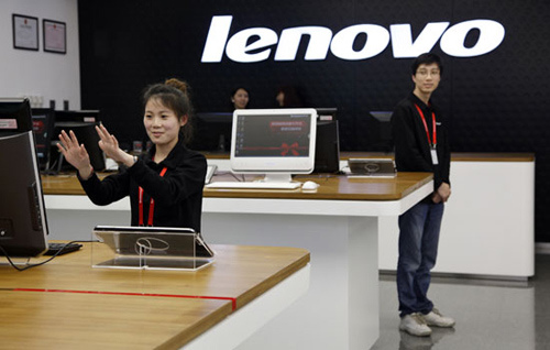 A Lenovo sales associate plays The Body Game on a computer at a Lenovo store in Beijing. Lenovo has overtaken HP to become the biggest computer seller in the world by shipments. [Photo/China Daily] 