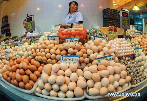 A stall keeper selling eggs in a farmers market greets the customers in Hangzhou City, capital of east China's Zhejiang Province, Oct. 15, 2012. China's Consumer Price Index (CPI), the main gauge of inflation, grew 1.9 percent year on year in September, the National Bureau of Statistics (NBS) announced on Monday. (Xinhua/Han Chuanhao)