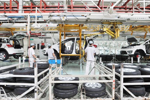 Workers at a Great Wall Motors factory. [Photo / bjreview.com.cn]  