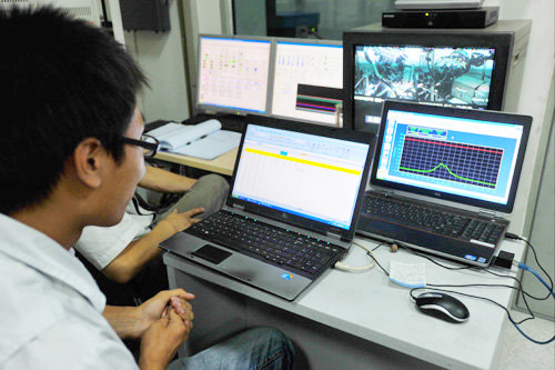 A worker analyzes test data at the Vehicle Emissions Testing Laboratory of Great Wall Motors. [Photo / bjreview.com.cn]   