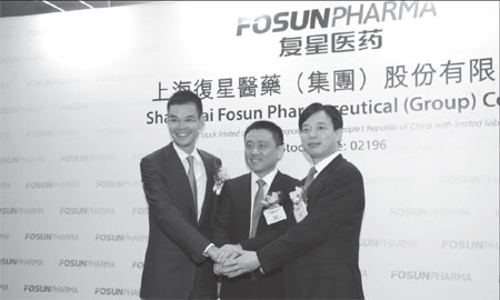 Chen Qiyu (center), executive director and chairman of Fosun Pharma, poses for a photo with other VIPs at a press conference in Hong Kong on Tuesday. Provided to China Daily