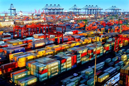 The container pier of Tianjin Port in the file photo taken in 2007. [File Photo/Xinhua]  