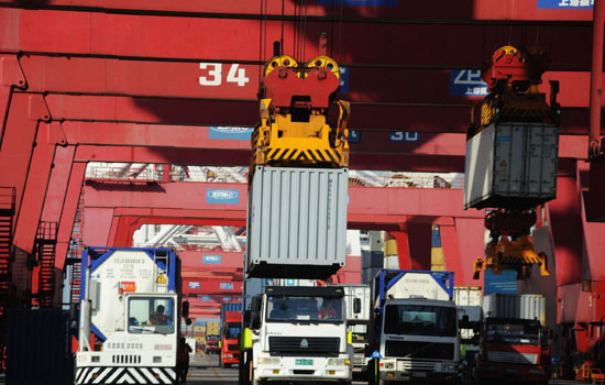 Trucks are loaded at Qianwan container port in Qingdao, Shandong province. [Photo/China Daily] 