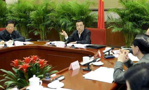 Chinese Vice Premier Li Keqiang (back, C) speaks at a symposium on expanding the trials of replacing turnover tax with the value-added tax, in Beijing, capital of China, Oct. 18, 2012. (Xinhua/Zhang Duo) 