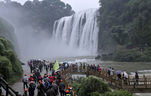 The 77.8-meter-high and 101-meter-wide Huangguoshu Waterfall in Southwest China's Guizhou province was a popular scenic attraction during the recent eight-day Golden Week holiday that started on Sept 30. The holiday provided a variety of purse- and wallet