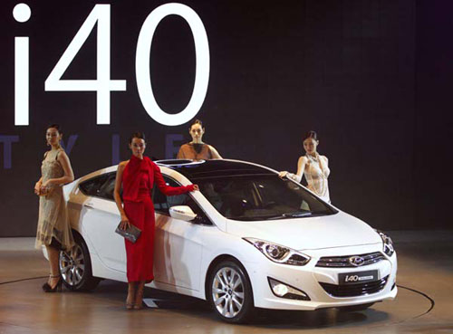 Models stand next to Hyundai Motor's i40 during a fashion show at the Premium Younique Lifestyle (PYL) event held by Hyundai Motor at the Central City Millennium Hall, in the Gangnam area of Seoul October 17, 2012. [Photo / Agencies] 