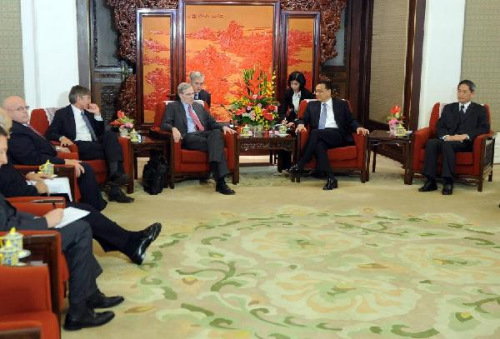 Chinese Vice Premier Li Keqiang (2nd R) meets with former White House Assistant for National Security Affairs Stephen Hadley, former Deputy Secretaries of State James Steinberg and Richard Armitage as well as former Assistant Secretary of Defense Joseph Nye in Beijing, capital of China, Oct. 23, 2012. (Xinhua/Zhang Duo)