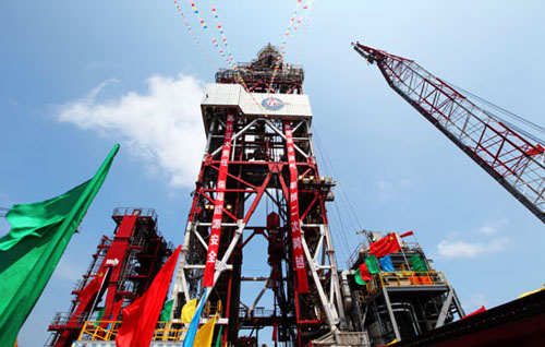 A CNOOC Ltd offshore oil platform in the South China Sea. The group produced 87.8 million barrels of oil equivalent in the three months through Sept 30 this year. [Photo/China Daily] 