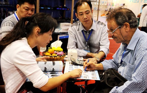 An exhibitor and buyer at the 18th China Yiwu International Commodities Fair in Yiwu, Zhejiang province, on Sunday. [Photo/China Daily] 