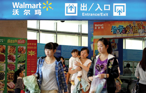 A Walmart outlet in Wuhan, Hubei province. The most important challenge for retailers is serving customers in their local markets, and offering them the specific products they want to buy, says Mike Duke, president and CEO of Walmart. [Photo/China Daily] 