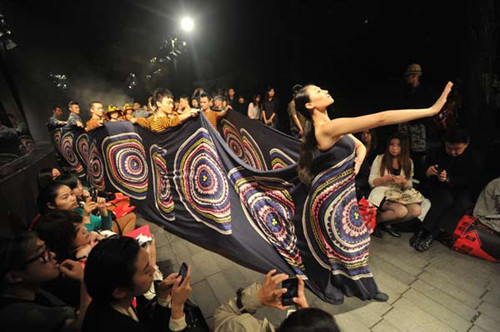 A group of dancers are showing the fabric and clothes of Marimekko in Shanghai on Oct 27, 2012. [Photo/chinadaily.com.cn]
