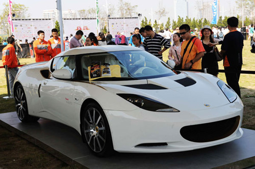 People visit an auto show in Tianjin, North Chian, Oct 2, 2012. [Photo/Asianewsphoto]