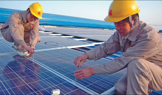 Technicians install solar panels in Liaocheng, Shandong province. China's Ministry of Commerce said on Thursday that it has launched anti-dumping and anti-subsidy investigations into imports of solar-grade polysilicon, a main material in solar panels, from the European Union. Zhang Zhenxiang / For China Daily