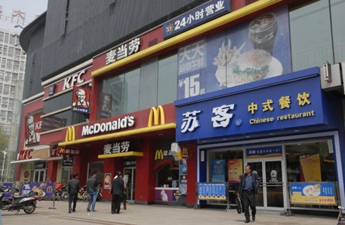 Fast food companies compete in Zhenjiang, Jiangsu province. Food safety has become the top concern when Chinese people choose eateries. [Photo/China Daily]