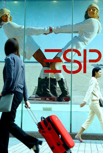 An Esprit store in Shanghai. Esprit has seen its turnover decline in recent years globally although the company spared no effort in trying to lure customers back. [Photo/China Daily]