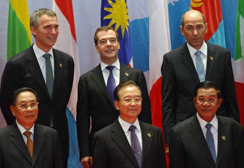 Premier Wen Jiabao joins Asian and European leaders at the opening of the Asia-Europe Summit in Vientiane, Laos, on Nov 5. [Photo/Agencies] 