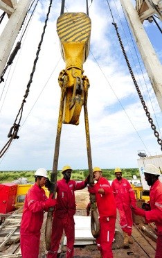 Employees of China Petrochemical Corp, China's second biggest oil company, work at a drilling platform in Sudan. In the first nine months of this year, the deal volume of Chinese mining and metals companies increased by 10 percent to 108 deals, with a value of $19.3 billion, accounting for a quarter of the global total. [Photo/China Daily]
