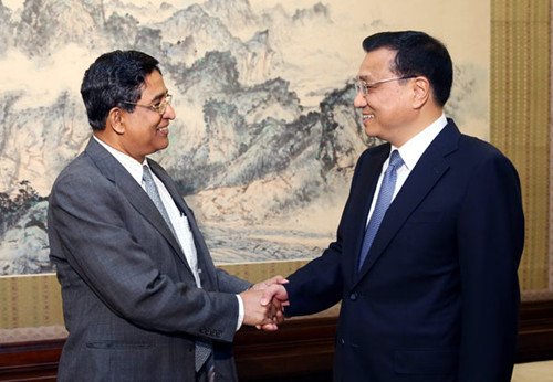 Chinese Vice Premier Li Keqiang (R) shakes hands with Abdur Razzak, the food and disaster management minister of Bangladesh which chairs the board of the International Network for Bamboo and Rattan, in Beijing, capital of China, Nov 6, 2012. Li held a meeting in Beijing on Tuesday with foreign members of the INBAR who were celebrating the organization's 15th anniversary. [Photo/Xinhua]