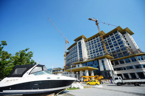 A luxury hotel under construction in Yangzhou, Jiangsu province. A report shows that China's hotel market is progressively moving from the development-expansion stage to an ownership-maintenance phase. Meng Delong / For China Daily