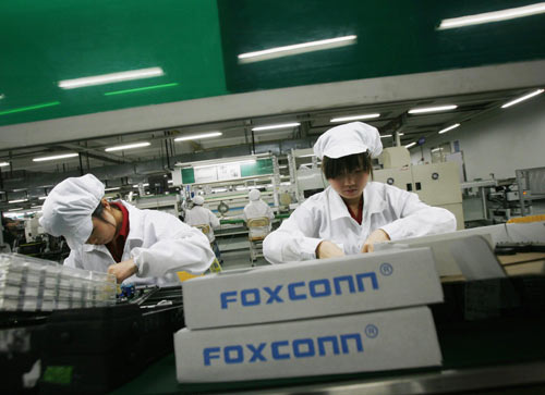 Employees work inside a Foxconn factory in the township of Longhua in the southern Guangdong province in this May 26, 2010 file photo. [Photo/Agencies]