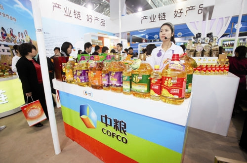 China National Cereals, Oils and Foodstuffs Corp's booth at a trade show in Tianjin earlier this month. The company is looking at boosting grain supplies from North and South America, Russia and Australia. [Photo/China Daily] 