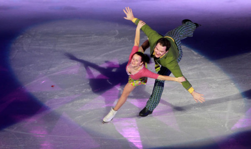 Two Russian artists perform ice dancing at the closing ceremony of the 2012 Sino-Russia Tourism Year in Shanghai. The two countries have organized more than 200 activities, which significantly boosted tourism between the two sides. Pei Xin / Xinhua 
