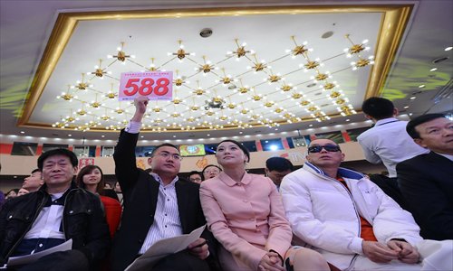 Representatives of companies bid for prime-time advertising slots on CCTV in the Beijing Media Center Hotel Sunday. Photo: CFP 