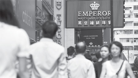 Pedestrians walk past stores on Russell Street in Causeway Bay. Hong Kong's consumer confidence slumped in Q3 as the global economic outlook further dimmed. [Photo/Agencies]