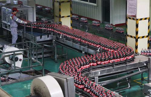 A Coca Cola bottling line in Zhengzhou, Henan province. Foreign direct investment in China declined for the 11th month in October over the past 12 months as China's economic slowdown dented global investors' confidence. [Photo/China Daily]
