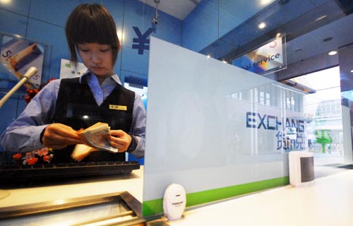 A currency exchange in Shanghai. From Dec 17, foreign investors will no longer need regulatory permission to open bank accounts, to remit profits abroad and transfer money between different domestic accounts. [Photo/China Daily] 