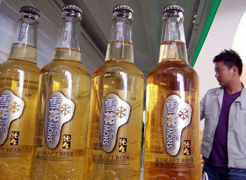 Bottles of Snow Beer made by the China Resources Snow Breweries are displayed at a supermarket in Jiangsu. Mainland beer business in the near term is expected to remain under pressure on weak global economy. [Zhen Huai/Asianewsphoto] 