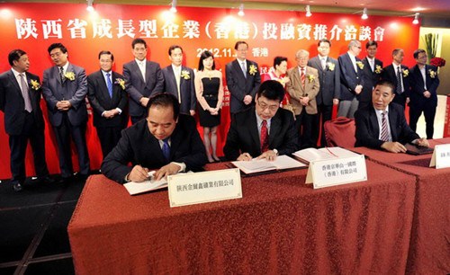 A signing ceremony for growth enterprises from Shaanxi and Hong Kong during the second Shaanxi-Guangdong-Hong Kong-Macao Economic Cooperation Week at Hong Kong Convention and Exhibition Center on Wednesday. [Photo/Xinhua]