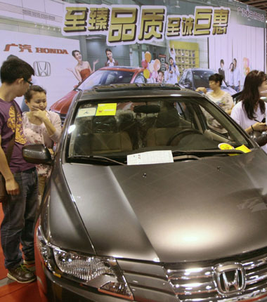 Customers look at a Honda Motor Co Accord at a dealership in Nanjing, Jiangsu province. [Photo/China Daily]