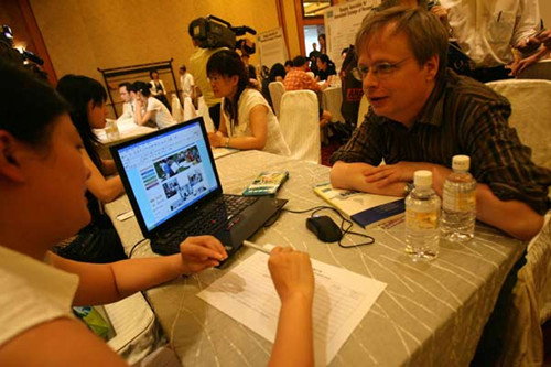 A senior expatriate discussing a compensation package with a Chinese company representative at a talent fair in East China's Jiangsu province. Yang Haifeng, a telecoms expert who is also chief editor of Communications World Weekly, said Chinese companies can provide expatriates with promising prospects, good experience and, of course, generous salaries. Mai Dou / For China Daily
