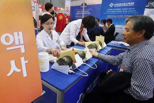 A man asking about medical information at a recent medical tourism fair in Seoul. It has become a trend in China for middle-income and affluent people to travel abroad for medical care services. South Korea is one of the most popular destinations for Chinese wanting treatment. Provided to China Daily 