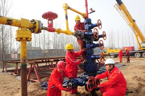 A natural gas production plant in Puyang, Henan province. According to the latest figures from the Ministry of Land and Resources, China has 134.42 trillion cubic meters of shale gas in its reserves. [Tong Jiang / China Daily]