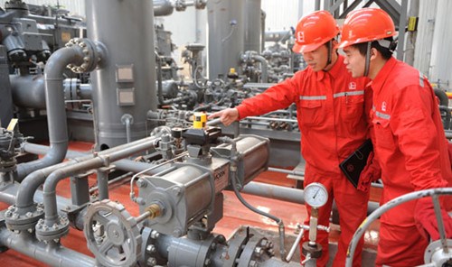 China Petrochemical Corp employees at a natural gas storage plant in Puyang, Henan province. [Photo/China Daily] 