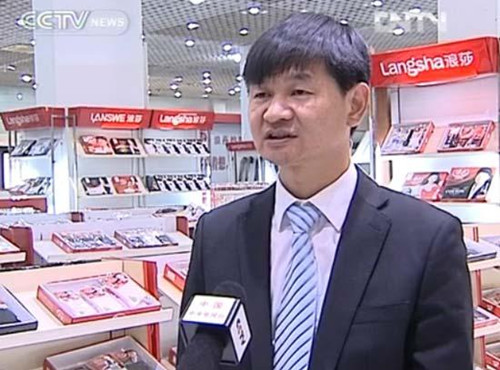 Wen Rongdi, President of Langsha Holdings Group Co., Ltd., said, The domestic market is increasingly important for us, a population of 1.3 billion people is huge potential. 