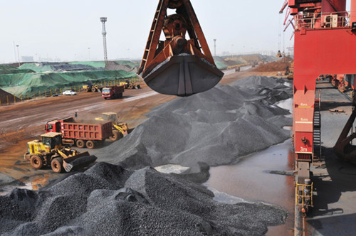Iron ore imported from Peru is unloaded in Rizhao, Shandong province. Minerals account for around 60 percent of Peru's exports to China, and Peru is striving to reduce its reliance on mineral trade with China. [Photo by Chen Weifeng / For China Daily]