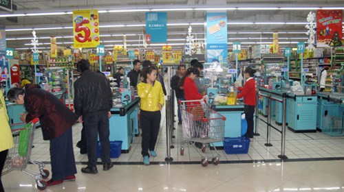 Customers at the checkout counters of Carrefour supermarket in Changfeng Street, Taiyuan, Shanxi province, on Monday. [Photo by Sun Ruisheng / China Daily]